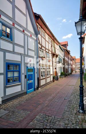 Café-Bar, Pfannkuchen, Hausfassade, Altstadt, Fachwerkhäuser, Gasse, Romantik, Kopfsteinpflaster, Hameln, Niedersachsen, Deutschland, Europa Stockfoto