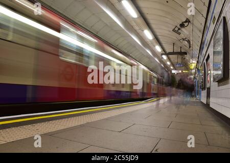 Die Londoner U-Bahn bewegt sich zu Stoßzeiten Stockfoto