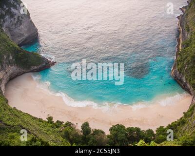 Schöner Blick auf den Kelingking-Strand auf der Insel Nusa Penida, Bali, Indonesien. Drone-Ansicht. Stockfoto