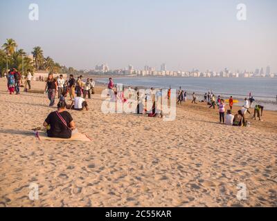 Mumbai, Indien - 17. Dezember 2018: Abend Mumbai, Chowpatty Strand bei Sonnenuntergang. Stockfoto