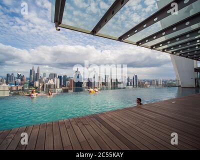 Kuala Lumpur, Malaysia - 21. Januar 2019: Swimmingpool auf dem Dach mit wunderschönem Blick auf die Stadt. Stockfoto