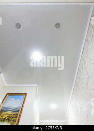 Anapa, Russland - 25. Juni 2020: Hochglänzende Decke mit Strahler und Lüftungsöffnungen in einem langen kleinen Korridor Stockfoto