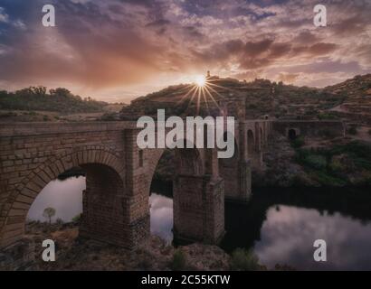 Eine der wichtigsten römischen Brücken, die im 2. Jahrhundert n. Chr. über dem Tejo erbaut wurde. Stockfoto