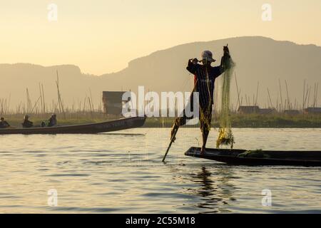Angeln während der Sonnenuntergangszeit im See Stockfoto