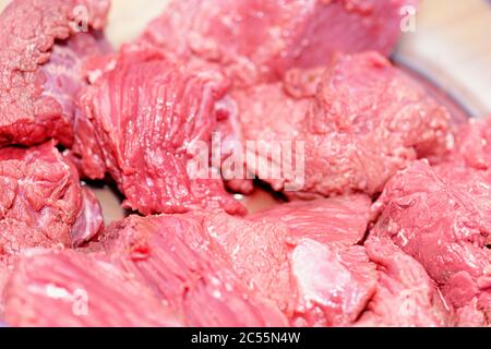 Gehacktes Fleisch in Nahaufnahme. Frisches Kuhfleisch. Saftige Scheiben von frischem Fleisch. Hintergrund für das Lager von Fleischprodukten. Kalbsfleisch. Stockfoto