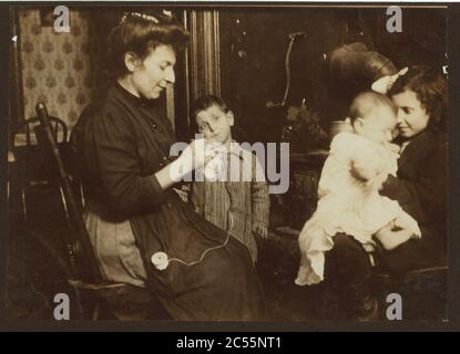 Italienische Familie leben 428 E. 116th St., 2 Stock zurück. Sie waren so Analphabeten, dass ich ihre Namen nicht bekommen konnte. Waren nur einen Monat in den USA. Mutter lernt, Spitze für Fabrik in der Nähe zu machen Stockfoto