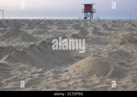 Red vintage Rettungsschwimmer Post am Copacabana Strand Stockfoto