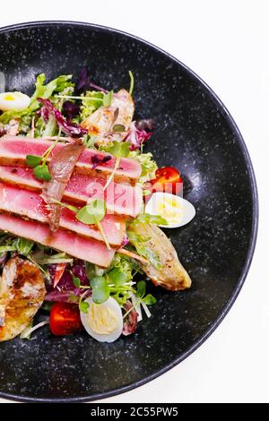 nicoise Salat mit gebratenen Thunfisch und knackigem Gemüse. Stockfoto