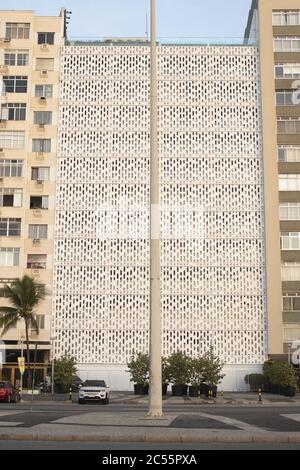 RIO DE JANEIRO, BRASILIEN - 12. Jun 2020: Rio de Janeiro, Brasilien - 12. Juni 2020: Architektonisches Detail der Fassade mit geschlossenen Fensterscheiben von Emiliano Rio Stockfoto
