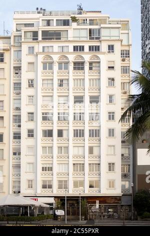 RIO DE JANEIRO, BRASILIEN - 12. Jun 2020: Rio de Janeiro, Brasilien - 12. Juni 2020: Architektonische Detail der Art-Deco-Fassade von Wohngebäuden an der Stockfoto