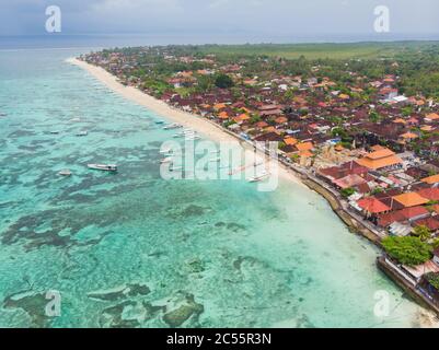 Küste Jungut Batu Dorf auf der Insel Lembongan. Indonesien. Luftaufnahme. Stockfoto