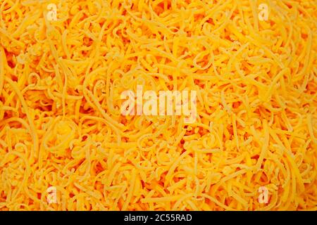 Geriebener roter Cheddar-Käse aus nächster Nähe Stockfoto
