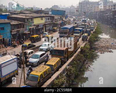 Mumbai, Indien - 17. Dezember 2018: Arme und verarmte Slums von Dharavi in der Stadt Mumbai. Stockfoto