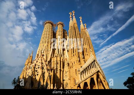 Die Sagrada Familia von Antoni Gaudi in Barcelona. Wenn fertig ist, wird eine riesige zentrale Spitze diese unterstützenden Türme in den Schatten stellen Stockfoto