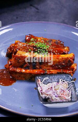 Schweinebraten mit Grillsauce und Coleslow-Salat glasiert Stockfoto