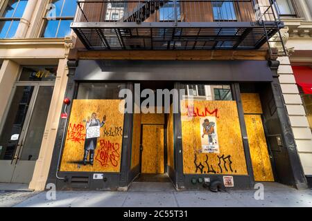 Viele Künstler schaffen Wandgemälde auf der Barrikadetafel der Schaufenster in vielen Orten in SOHO in New York City NY USA am 21 2020. Juni. Stockfoto