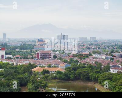 Panorama der Stadt Jakarta vor der Kulisse der Berge. Stockfoto