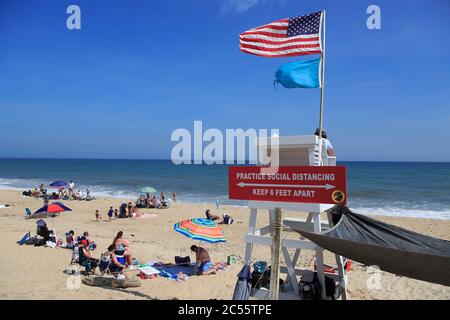 Üben Sie ein soziales Distanzierungsschild am Rettungsschwimmer am öffentlichen Strand in Montauk, das die Menschen daran erinnert, sechs Meter auseinander zu halten, um die Ausbreitung des Coronavirus COVID-19, Edison Beach, Long Island, New York, USA zu verhindern Stockfoto