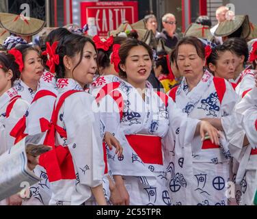 Teilnehmer des Shibuya Kagoshima Ohara Matsuri Festivals in der Straße von Shibuya. Stockfoto