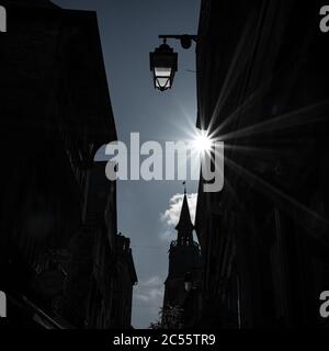 Silhouetten von Gebäuden, der Turm und ein Laternenpfosten in Bretagne, Dinan Stockfoto