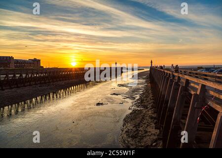 Hölzerner Pier und Leuchtturm in Trouville und Deauville in einem schönen Sommerabend, Frankreich Stockfoto