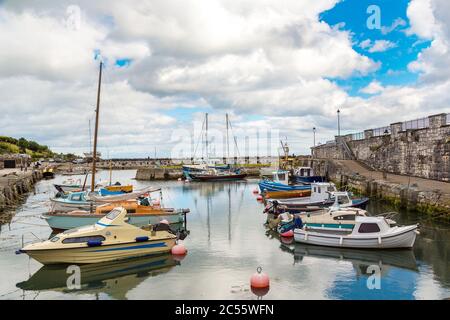 Kleiner Hafen in Carnlouhg Stadt an einem schönen Sommertag, Nordirland, Vereinigtes Königreich Stockfoto