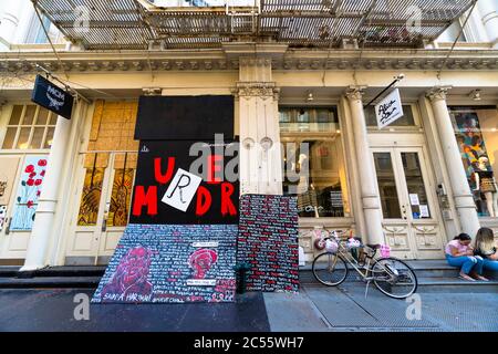 Viele Künstler schaffen Wandgemälde auf der Barrikadetafel der Schaufenster in vielen Orten in SOHO in New York City NY USA am 21 2020. Juni. Stockfoto