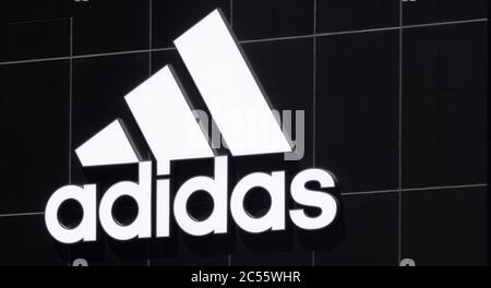 Adidas Logo auf dem Ladengebäude Outlet in Shibuya, Tokio, Japan Stockfoto