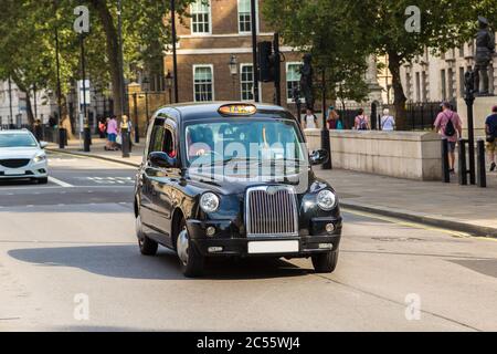 London Taxi (Black Cab) TX4 in London, England, Vereinigtes Königreich Stockfoto