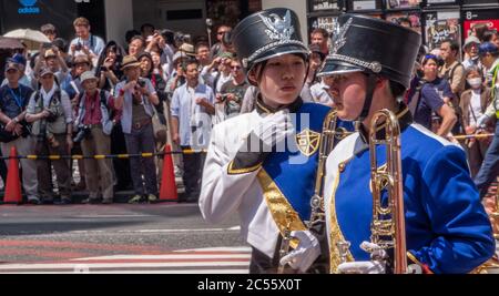 Teilnehmer der Marschschule bereiten sich auf das Shibuya Kagoshima Ohara Matsuri Festival in der Straße von Shibuya, Tokio, Japan vor Stockfoto