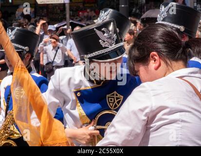 Teilnehmer der Marschschule bereiten sich auf das Shibuya Kagoshima Ohara Matsuri Festival in der Straße von Shibuya, Tokio, Japan vor Stockfoto