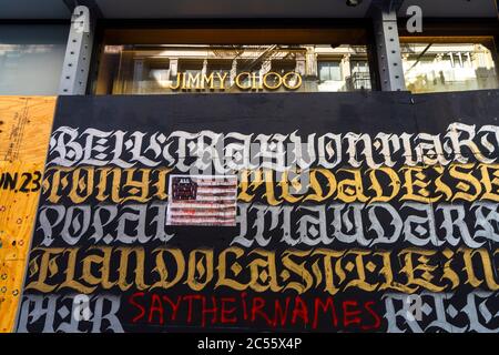 Viele Künstler schaffen Wandgemälde auf der Barrikadetafel der Schaufenster in vielen Orten in SOHO in New York City NY USA am 21 2020. Juni. Stockfoto