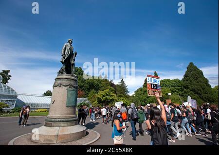 Seattle, Bundesstaat Washington. William Henry Seward, eine gemäßigte Statue gegen die Sklaverei, sieht an, wie ein von Studenten angeführter marsch vergeht. Stockfoto