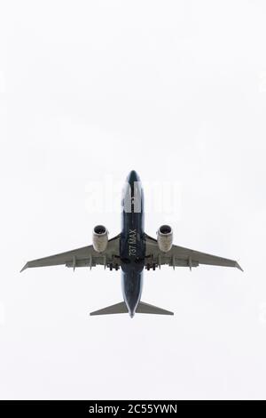 Seattle, Washington DC, USA. Juni 2020. Eine Boeing 737 MAX 7 kommt am Dienstag, 30. Juni 2020, bei einem kritischen Testflug in Seattle zur Landung auf dem Boeing-Feld. Der Flug, der zweite von drei, die mit einem FAA-Piloten an Bord geplant sind, ist der Schlüssel zur Zertifizierung des Flugzeugs seit seiner weltweiten Erdung im Jahr 2019 nach zwei tödlichen Abstürzen. Quelle: Paul Christian Gordon/Alamy Live News Stockfoto