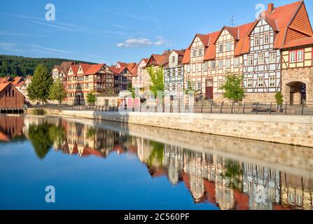 Mühlarm, Fulda Sekundärarm, Hausfassade, Wasserspiegelung, Fluss, Hann. Münden, Niedersachsen, Deutschland, Europa Stockfoto