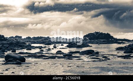 Graustufenaufnahme von Côte de Granit Rose in Bretagne, Frankreich Stockfoto