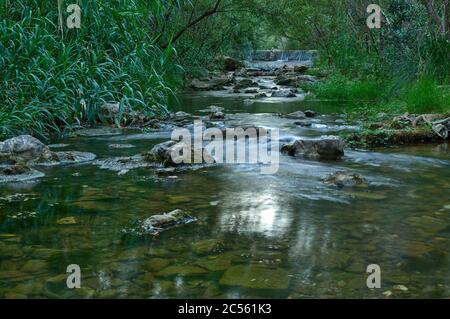 Fonte da Benemola Flusslandschaft in Querenca. Loule, Algarve, Portugal Stockfoto