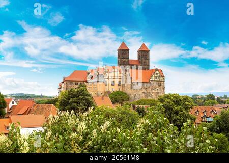 Der Schlossberg in Quedlinburg an einem schönen Sommertag, Deutschland Stockfoto