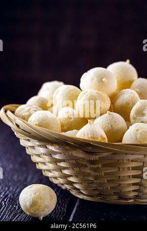 Polvilho Keks, brasilianischer knuspriger Keks aus Maniokmehl. Genannt 'Polvilho Keks', Gummi oder Wind Keks. Stockfoto