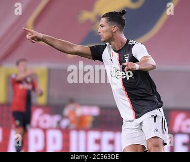 Genua, Italien. Juni 2020. Cristiano Ronaldo von Juventus feiert sein Tor bei einem Fußballspiel der Serie A zwischen Genua und dem FC Juventus in Genua, Italien, am 30. Juni 2020. Quelle: Federico Tardito/Xinhua/Alamy Live News Stockfoto