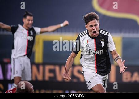 Genua, Italien. Juni 2020. Paulo Dybala (R) von Juventus feiert sein Tor bei einem Fußballspiel der Serie A zwischen Genua und dem FC Juventus in Genua, Italien, am 30. Juni 2020. Quelle: Federico Tardito/Xinhua/Alamy Live News Stockfoto