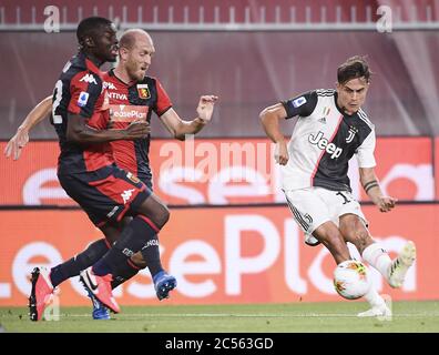 Genua, Italien. Juni 2020. Juventus Paulo Dybala (R) tritt während eines Serie A Fußballspiels zwischen Genua und FC Juventus in Genua, Italien, 30. Juni 2020. Quelle: Federico Tardito/Xinhua/Alamy Live News Stockfoto