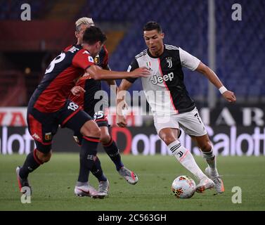 Genua, Italien. Juni 2020. Cristiano Ronaldo (R) von Juventus steht mit Paolo Ghiglione von Genua während eines Fußballspiels der Serie A zwischen Genua und dem FC Juventus in Genua, Italien, am 30. Juni 2020. Quelle: Federico Tardito/Xinhua/Alamy Live News Stockfoto