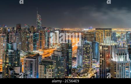 Jumeirah Lake Towers von Dubai Marina, Almas Tower, Sheikh Zayed Road, Dubai, Vereinigte Arabische Emirate Stockfoto