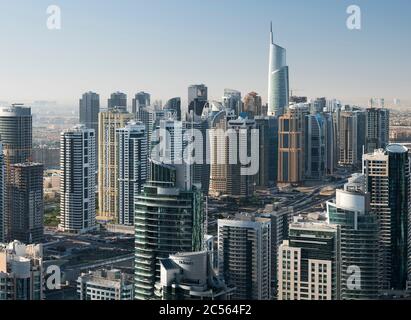 Jumeirah Lake Towers von Dubai Marina, Almas Tower, Sheikh Zayed Road, Dubai, Vereinigte Arabische Emirate Stockfoto