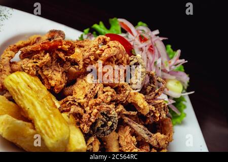 Nahaufnahme von leckeren und knusprigen gebratenen Garnelen mit Gemüse Salat Stockfoto