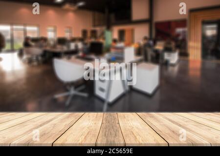 Shallow-Focus-Aufnahme eines modernen Bürosetting mit einem Holzfläche im Vordergrund Stockfoto
