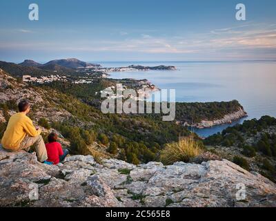 Blick vom Cap Vermell nach Norden, Mann mit Kind, Mallorca, Balearen, Spanien Stockfoto