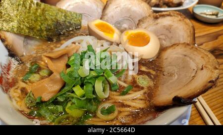 Japanischer gegrillter Char siu Schweinestramen Nudeln in Schweinebnocken Brühe Stockfoto