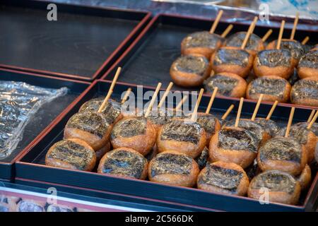 Yaki-Onigiri, traditionelle japanische gegrillte Reisbällchen mit Algen Stockfoto